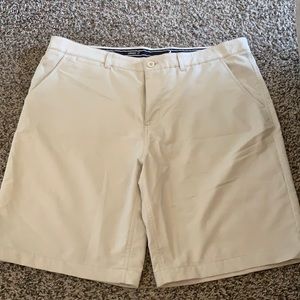 Lightweight men’s khaki shorts, new condition!